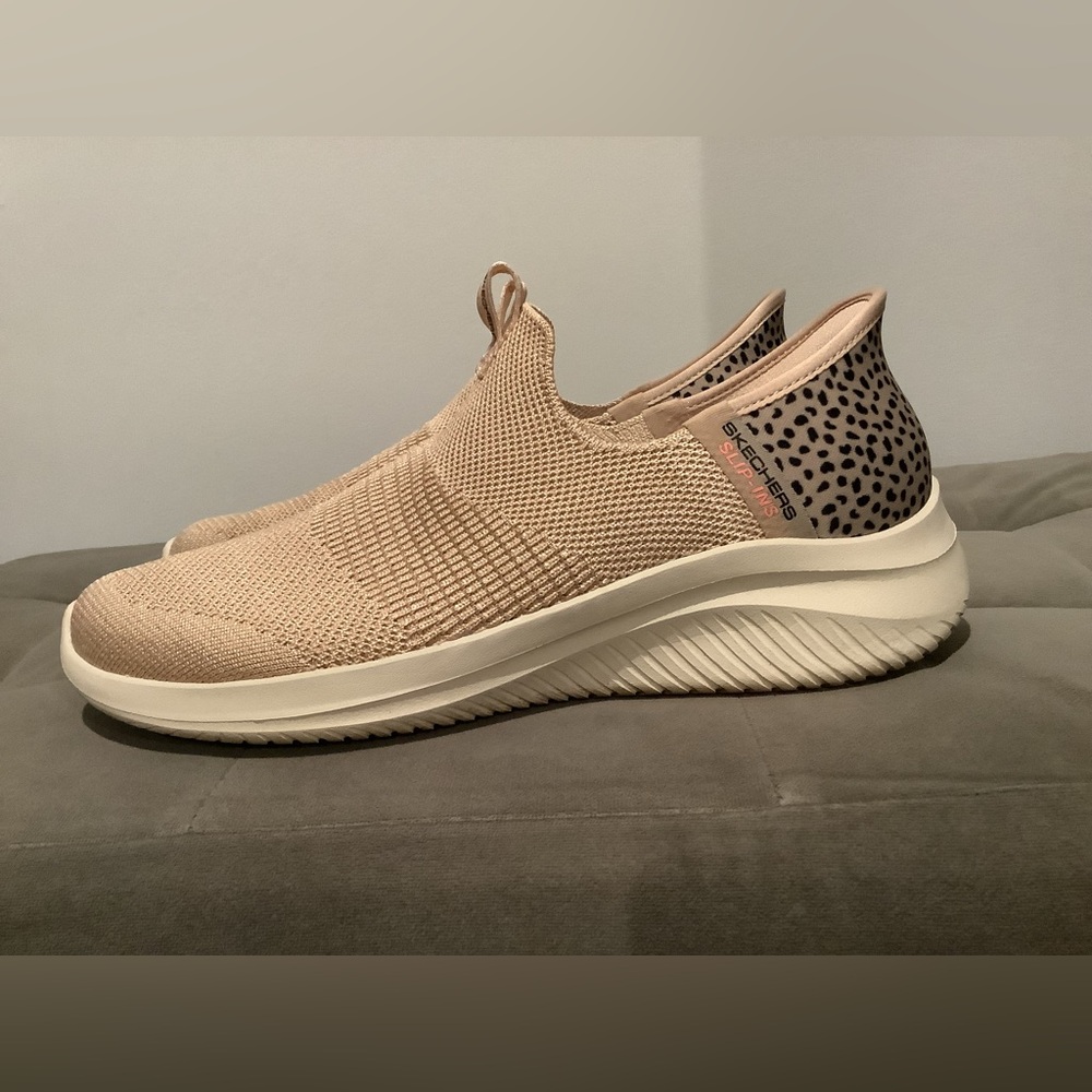 Skechers Slip-in Memory foam Sneakers Size 9.5